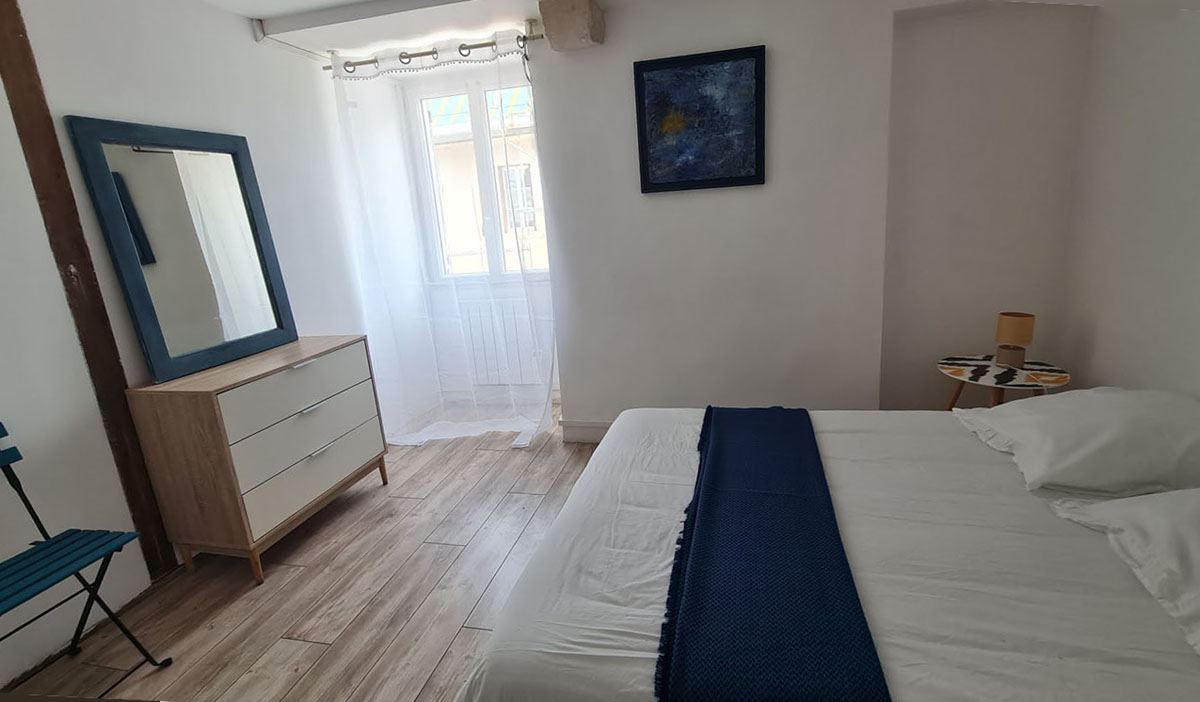 Chambre bleue lit double