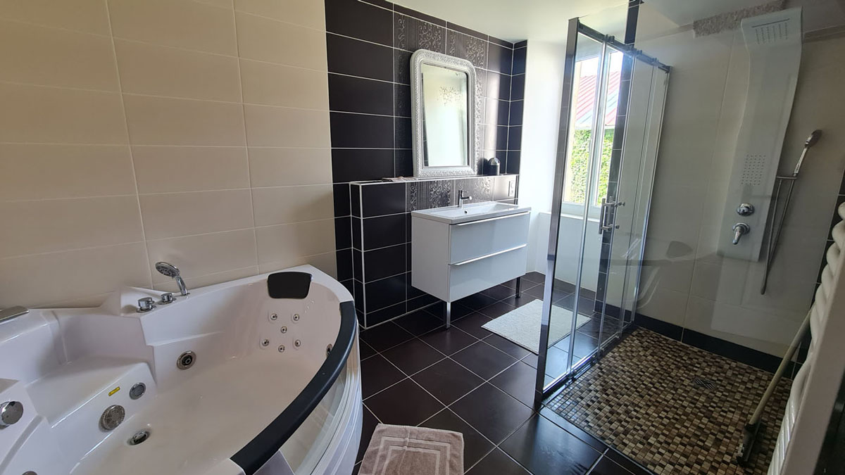 Salle de bain avec jacuzzi